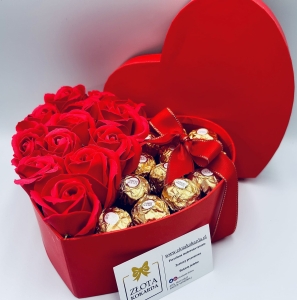 BOX PREMIUM serce z Ferrero Rocher i kwiatami mydlanymi