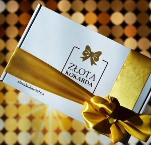 Pakowanie na prezent w ozdobny kartonik filiżanka lub kubek