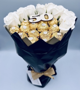 Słodki bukiet Ferrero Rocher z kwiatami mydlanymi na ślub wesele 