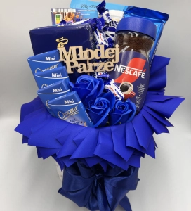 Flowerbox ze słodyczami i kawą blue